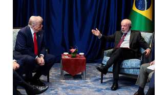 Lula e Trump durante reunião na Malásia (26/10/2025). Presidentes fizeram telefonema nesta segunda-feira, 26/01/2026
