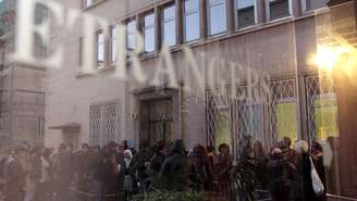 Imigrantes aguardam a abertura do escritório de “Migração e Integração” do lado de fora da prefeitura da cidade de Caen, no noroeste da França, em 14 de novembro de 2011. Foto de arquivo.