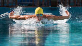 Entenda as diferenças entre natação e academia (musculação)