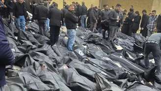 Corpos de vítimas da repressão iraniana são expostos em sacos plásticos. Em Teerã, em 20 de janeiro de 2025.