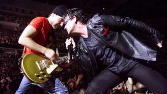 O guitarrista The Edge e o vocalista Bono, do U2, em 2001