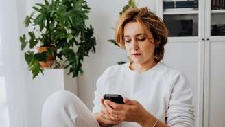 Cérebro de “pipoca” é a sensação de mente acelerada e dispersa causada pelo excesso de telas; entenda os sinais e como voltar ao foco