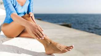 Veja como o calor pode piorar o inchaço nas pernas