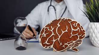 Ao longo dos últimos anos, estudiosos identificaram fatores biológicos, psicológicos e ambientais que ajudam a explicar por que algumas pessoas desenvolvem gagueira e outras não, mesmo vivendo em contextos parecidos – depositphotos.com / burdun