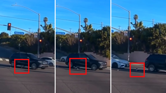 Mulher é presa após bebê de 1 ano cair de carro em movimento e quase ser atropelado nos EUA