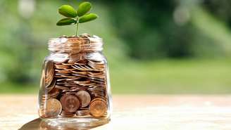 Veja simpatias de fim de mês para atrair dinheiro extra, vender mais e fortalecer a vida profissional com rituais simples feitos em casa