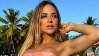 Gabi Martins deixa seios a ponto de escapar em biquíni mínimo