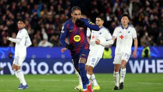 Raphinha comemorando gol pelo Barcelona