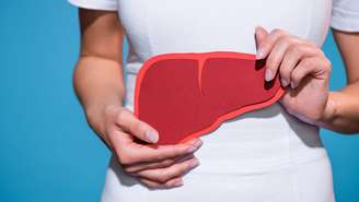 O fígado produz bile, essencial para quebrar gorduras e absorver vitaminas lipossolúveis, além de metabolizar carboidratos, proteínas e lipídios – depositphotos.com / KostyaKlimenko