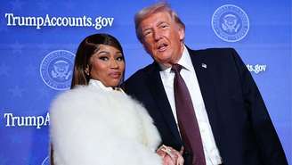 O presidente dos Estados Unidos, Donald Trump, e a rapper Nicki Minaj, juntos no palco da Cúpula Trump Accounts, em Washington DC, no dia 28 de janeiro de 2026