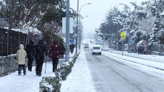 Um veículo trafega por uma estrada coberta de neve, em Galapagar, nos arredores de Madri, na Espanha, em 28 de janeiro de 2026.