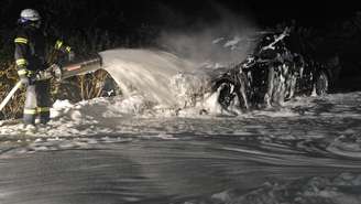 A espuma de combate a incêndios é uma fonte conhecida de poluição por PFAS e foi alvo de restrições da União Europeia devido ao seu impacto ambiental de longo prazo.