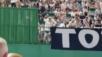 Torcedor do Santos imita avião em provocação à Chapecoense após derrota