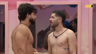 'BBB 26': Paulo Augusto dá beijo em Marcelo: 'Vão shippar a gente' / Reprodução: Globo