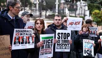 Manifestantes protestam em Roma contra a chegada de membros da Agência de Imigração e Alfândega dos Estados Unidos (ICE) para trabalhar na segurança da delegação americana nos Jogos Olímpicos de Inverno, em 29 de janeiro de 2026.