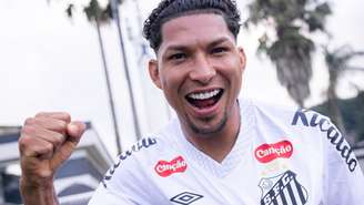 Rony vestindo camisa do Santos