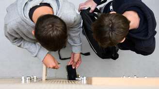 Há consenso entre muitos especialistas de que as grandes plataformas devem repensar seus algoritmos e que o tempo médio diário de tela — cerca de cinco horas entre jovens de 11 a 24 anos apenas com vídeos — deve ser reduzido.