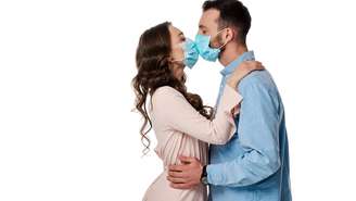 casal se beijando de máscara – depositphotos.com / AndrewLozovyi