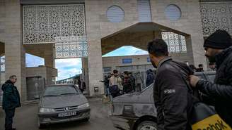 Iranianos chegam à Turquia pela fronteira de Razi-Kapiköy, no nordeste do país, em 31 de janeiro de 2026.