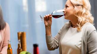 Estudos mais recentes, com amostras maiores e métodos mais robustos, apontam que o efeito protetor que se atribui ao vinho pode estar superestimado – depositphotos.com / HayDmitriy