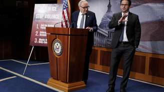 Senadores democratas Chuck Schumer (esq.) e Brian Schatz falam à imprensa após acordo para votaçao sobre o orçamento dos Estados Unidos. (30/01/2026)