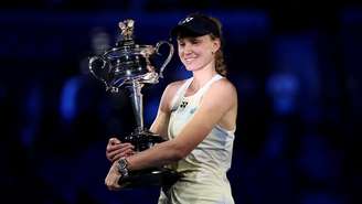 Rybakina segurando troféu do Australian Open