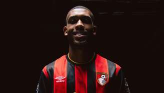 Rayan vestindo camisa do Bournemouth