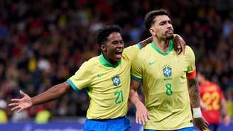 Endrick e Paquetá durante jogo da Seleção Brasileira