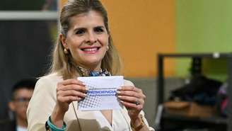 A candidata à presidência da Costa Rica pelo partido Povo Soberano, Laura Fernández, na seção eleitoral da escola Julián Volio Llorente durante a eleição presidencial em San José, em 1º de fevereiro de 2026.