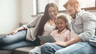 Ser classe média não é luxo: é conseguir pagar moradia, alimentação, transporte, escola, plano de saúde e ainda tentar guardar um pouco no fim do mês – depositphotos.com / NatashaFedorova