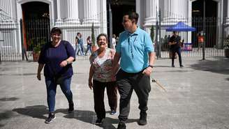 O ativista venezuelano de direitos humanos Javier Tarazona caminha ao lado de sua mãe e irmã, após ser libertado do centro de detenção de Helicoide. Em Caracas, em 1º de fevereiro de 2026.