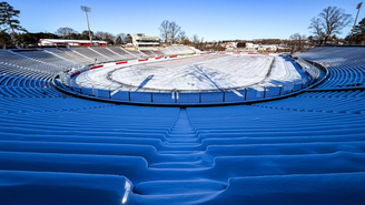 Pista no Bowman Gray Stadium coberta pela neve