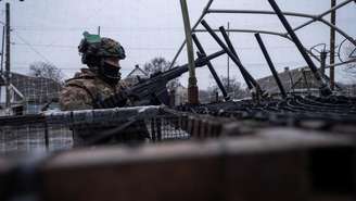 Soldado ucraniano observa presença de drones russos na região de Donetsk, Ucrânia, em 31 de janeiro de 2026.