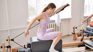 O pilates ajuda a fortalecer o corpo, aliviar dores e melhorar a forma como nos movimentamos no dia a dia – depositphotos.com / AllaSerebrina