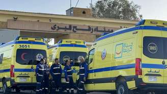 Ambulâncias aguardam para cruzar o lado egípcio do posto de Rafah rumo à Faixa de Gaza, em Rafah (Egito), neste domingo (1º).
