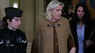 A presidente da sigla de extrema direita, Reunião nacional (RN), Marine Le Pen (centro), sai da sala durante seu julgamento em segunda instância, no Palácio de Justiça de Paris, em 3 de fevereiro de 2026.