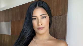 Simaria rouba a cena com decote marcado