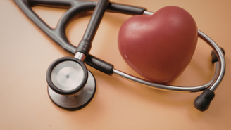 Infartos em jovens estão se tornando mais frequentes e refletem mudanças profundas no estilo de vida; entenda o que impacta a saúde do coração