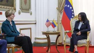 Foto divulgada pela Presidência da Venezuela mostra a presidente interina Delcy Rodríguez (à direita) conversando com a nova chefe da missão diplomática dos Estados Unidos na Venezuela, Laura Dogu, durante reunião no Palácio Presidencial de Miraflores, em Caracas, em 2 de fevereiro de 2026.