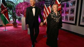Nesta foto de arquivo, Bill Clinton, ex-presidente dos EUA, e sua esposa Hillary Rodham Clinton, chegam à Casa Branca para o jantar oficial com o presidente do Quênia, em Washington, DC, em 23 de maio de 2024.