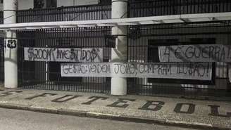 Vila Belmiro amanheceu com diversas faixas em protesto contra a gestão do Santos FC