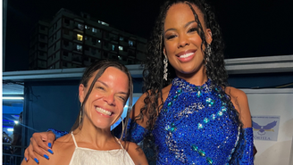 Carol Vaz ao lado de Marvvila, musa da escola de samba Portela 