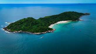 Guia de viagens pela Ilha do Campeche, em Florianópolis, um dos destinos mais preservados do litoral de Santa Catarina.