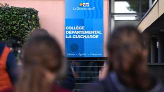 Uma professora foi esfaqueada por um aluno na escola de ensino fundamental La Guicharde, em Sanary-sur-Mer, no dia 3 de fevereiro de 2026.