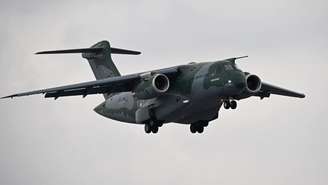 Avião de transporte militar C-390 Millennium da Embraer é a joia brasileira do setor de defesa e segurança. (19/06/2023)