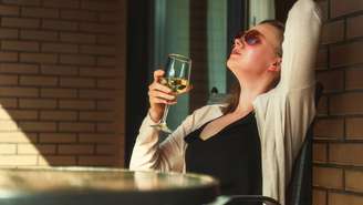 O estresse, desconfiança e cansaço está, em grande massa, gerando o fenômeno, nomeado pelos profissionais da saúde mental, atrofia social