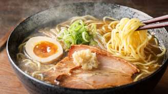 Saiba o que é ramen, como surgiu no Japão, quais são os tipos de caldo e toppings mais tradicionais e como comer