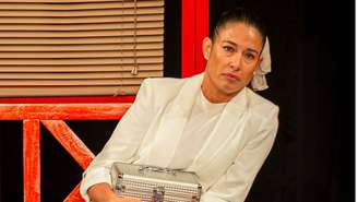 Giselle Itié como Branca, na peça teatral TOC TOC