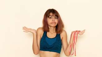 mulher segurando uma fita métrica