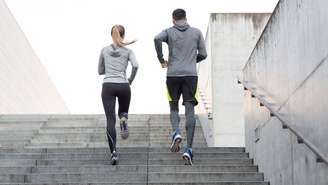 Confira como subir as escadas é um ótimo exercício para as pernas e os glúteos